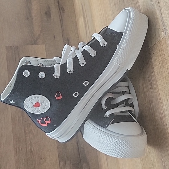 Converse high top Brand new platform in the box no lid. - Picture 16 of 16